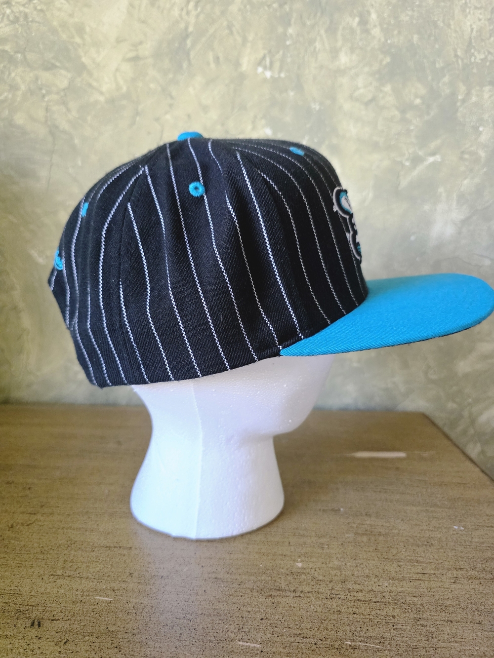 Mitchell & Ness Charlotte Hornets Hardwood Classics Pinstripe Snapback Hat Cap - Picture 5 of 9